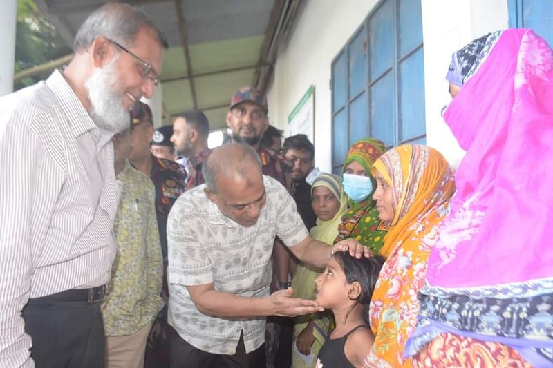 বন্যাকবলিত এলাকা পরিদর্শনের সময় দুর্গত মানুষের সঙ্গে কথা বলেন স্বরাষ্ট্র ও কৃষি উপদেষ্টা জাহাঙ্গীর আলম চৌধুরী। আজ সোমবার দুপুরে কুমিল্লা বুড়িচং উপজেলার সোনার বাংলা কলেজে